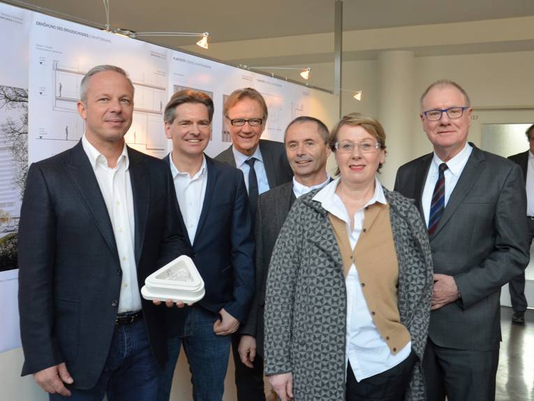 Bei der Ausstellungseröffnung am 14. März 2016 (v.l.): Stephan Kölbl und Dr. Marcus Kruse (KÖLBL KRUSE GmbH), Stadtbaurat Uwe Bodemann, Prof. Rainer Hahscher (Architekturbüri Hascher Jehle), Prof. Hilde Léon (Juryvorsitzende) und Ulrich Bischoping (Deutsche Bahn AG)